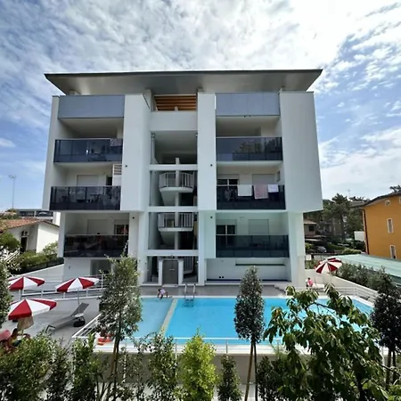 With Pool Μπιμπιόνε